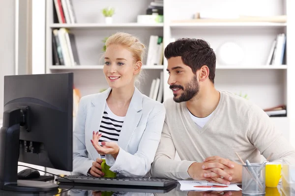 Junge Assistenten arbeiten — Stockfoto