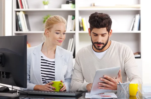 Geschäftsleute arbeiten zusammen — Stockfoto