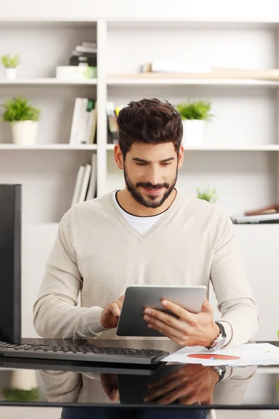 Geschäftsmann arbeitet am Touchpad — Stockfoto