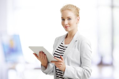 iş kadını ile dijital tablet