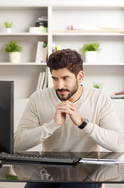 Jungunternehmer denken — Stockfoto