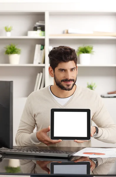 Empresario mostrando tableta digital — Foto de Stock