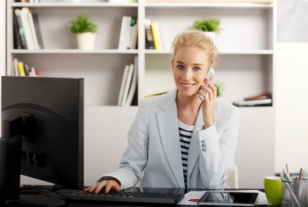 Businesswoman working at office — Stock Photo, Image