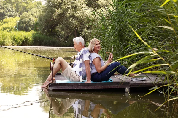 Happy couple fishing at the lake — Stock Photo, Image