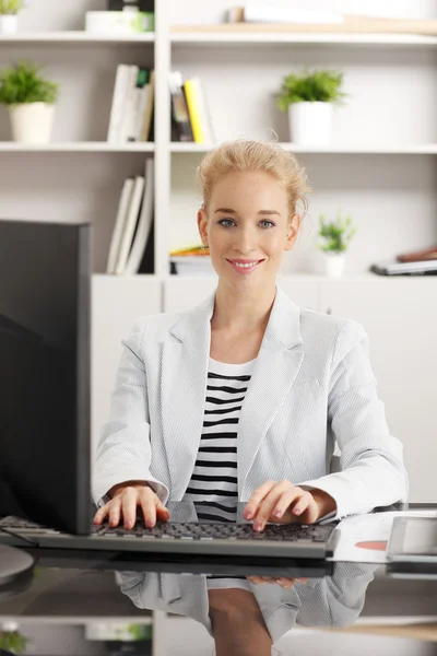 Sales woman typing on keyboard — 图库照片