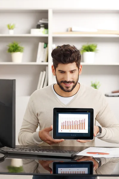 Jeune homme d'affaires avec tablette numérique — Photo