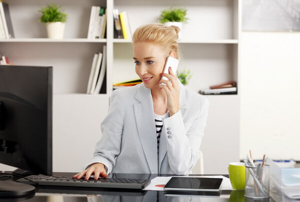 Бизнесвумен звонит в офис
