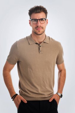 İş kıyafeti giymiş sakallı bir iş adamının portresi ve izole edilmiş beyaz arka plana karşı durmak. Stüdyo çekimi, kopyalama alanı. Yakın çekim..