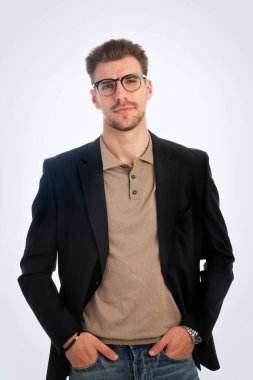 İş kıyafeti giymiş sakallı bir iş adamının portresi ve izole edilmiş beyaz arka plana karşı durmak. Stüdyo çekimi, kopyalama alanı. Yakın çekim..