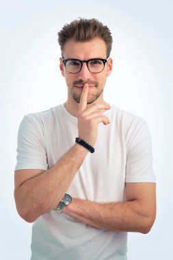 Işık odasında poz verirken gülümseyen genç girişimcinin portresi.