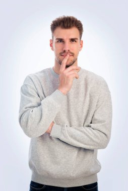 Işık odasında duran yakışıklı genç işadamının portresi.. 