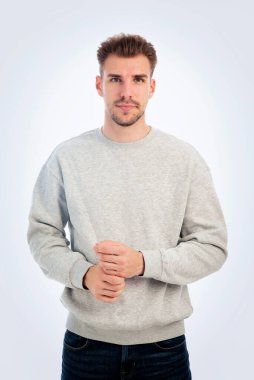 Işık odasında duran yakışıklı genç işadamının portresi.. 