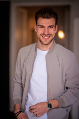 Modern ofiste dururken gülümseyen kendinden emin genç iş adamının portresi.. 