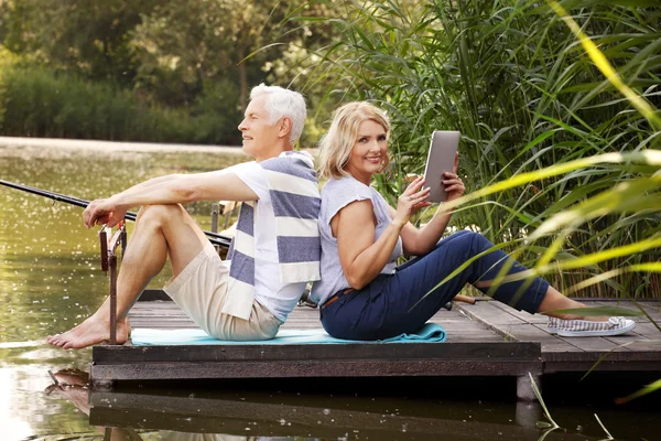 Senior couple at lake shore — Stock Photo, Image