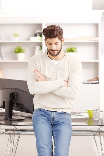 Professionele man die op kantoor — Stockfoto