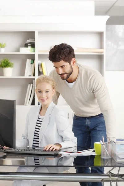 Empresarios trabajando juntos en la oficina — Foto de Stock