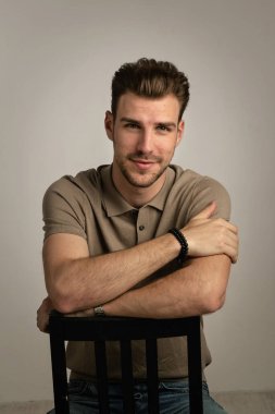 İş kıyafeti giymiş sakallı bir iş adamının portresi ve izole edilmiş beyaz arka plana karşı durmak. Stüdyo çekimi, kopyalama alanı. Yakın plan..