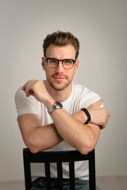 İş kıyafeti giymiş sakallı bir iş adamının portresi ve izole bir arka planda oturmak. Stüdyo çekimi, kopyalama alanı. Yakın plan..