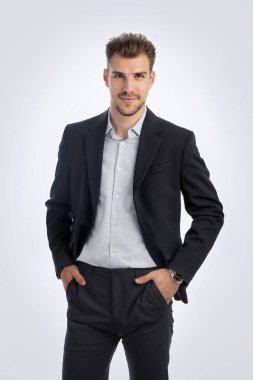 İş kıyafeti giymiş sakallı bir gencin portresi ve izole edilmiş beyaz arka plana karşı ayakta duruyor. Stüdyo görüntüsü, kopyalama alanı.