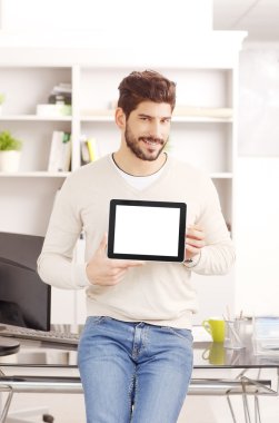 Dijital tablet tutan işadamı 