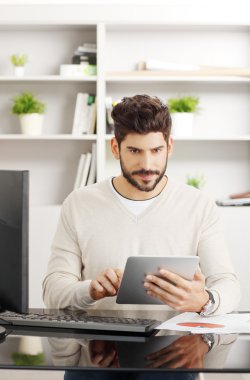 Dijital tablet kullanan işadamı