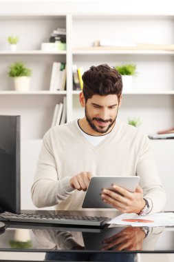 Dijital tablet kullanan işadamı
