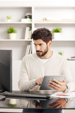 Dijital tablet kullanan işadamı