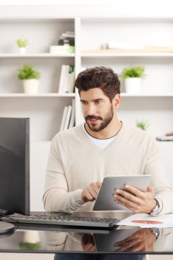 Dijital tablet kullanan işadamı