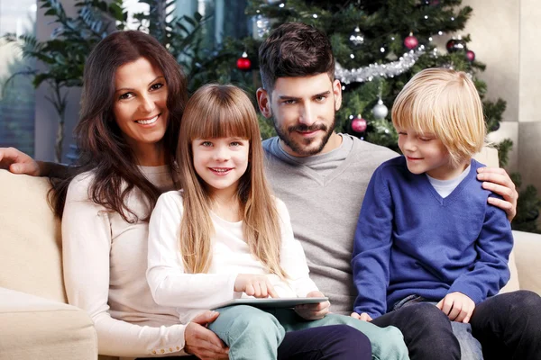 Heureuse famille à l'arbre de Noël — Photo