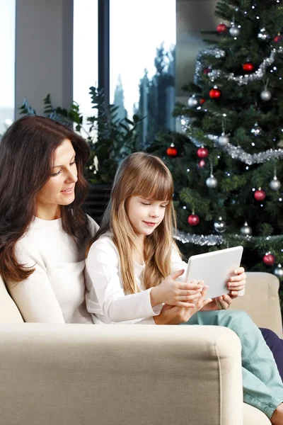 Mother and daughter next to christmas tree — Stock Photo, Image