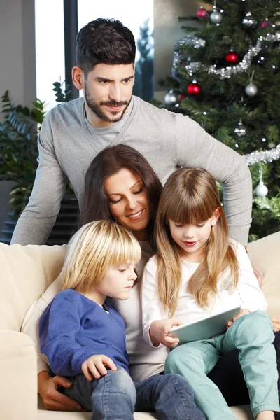 Familia feliz en el árbol de Navidad — Foto de Stock