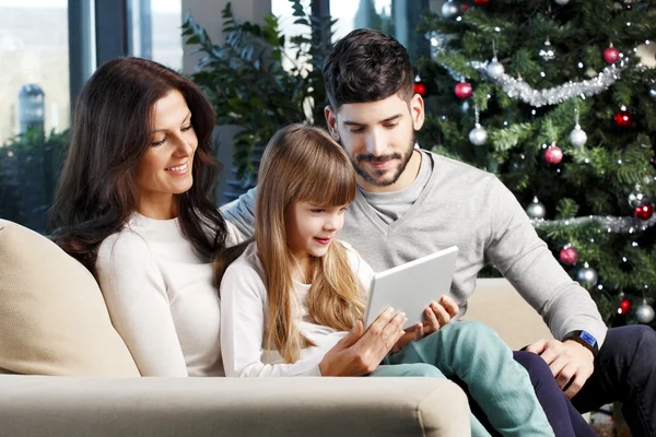 Heureuse famille à l'arbre de Noël — Photo