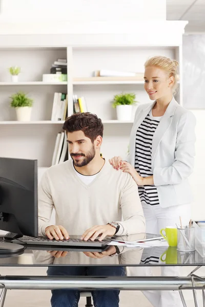 Affärsmannen och assistent på kontoret — Stockfoto