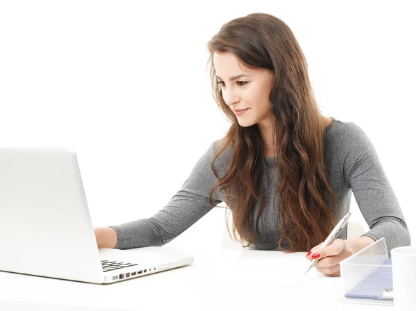 Работающая деловая женщина на ноутбуке — стоковое фото