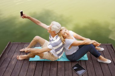 iskelede oturup üst düzey iki