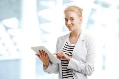 dijital tablet kullanan kadın