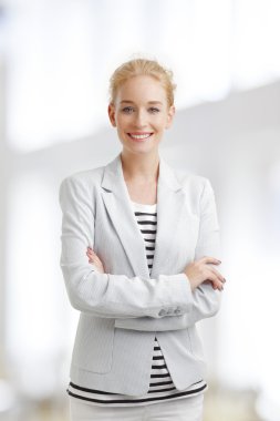 Genç iş kadını gülümsüyor