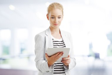 dijital tablet kullanan kadın