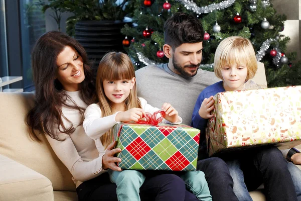 Bonne famille à Noël — Photo