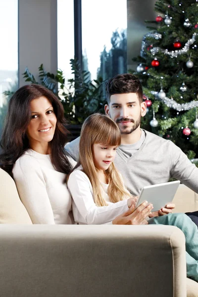 Heureuse famille à l'arbre de Noël — Photo