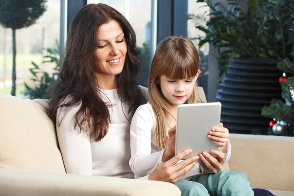 Mother and daughter next to christmas tree — Stock Photo, Image