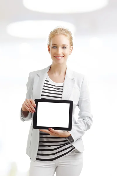 Бізнес-леді тримає цифровий планшет — стокове фото