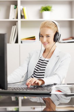 Genç asistanı müzik dinleme