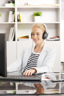 Genç asistanı müzik dinleme