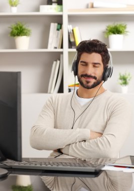 Genç yaratıcı dinleme müzik çalışırken
