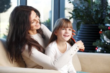 Anne ve kızı Noel ağacının yanındaki.