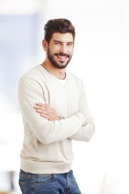 Kolları çapraz iş adamı