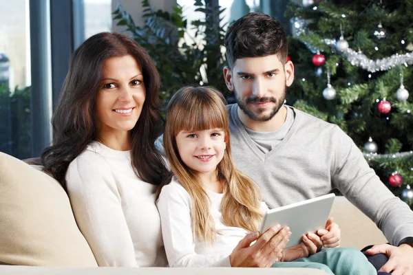 Heureuse famille à l'arbre de Noël — Photo