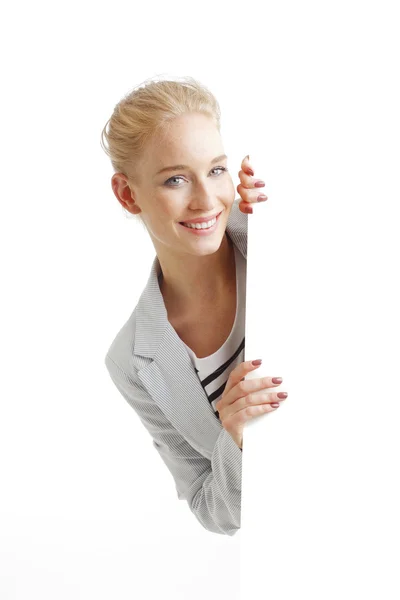 Mujer sosteniendo cartelera en blanco — Foto de Stock