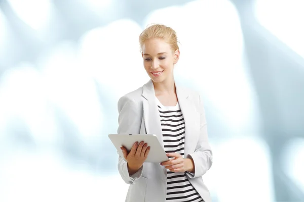 Mujer usando tableta digital — Foto de Stock